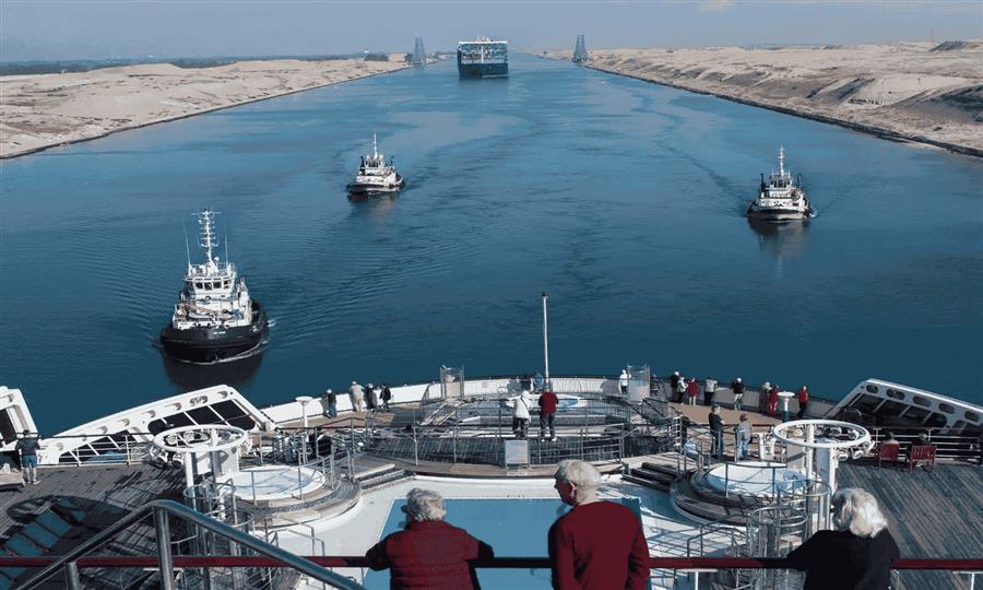 التوترات الإقليمية تعرقل تعافي الملاحة في قناة السويس